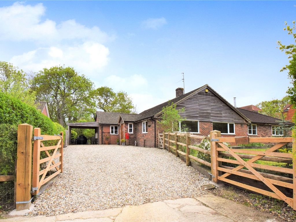 4 bed detached bungalow for sale in Laylands Green, Kintbury