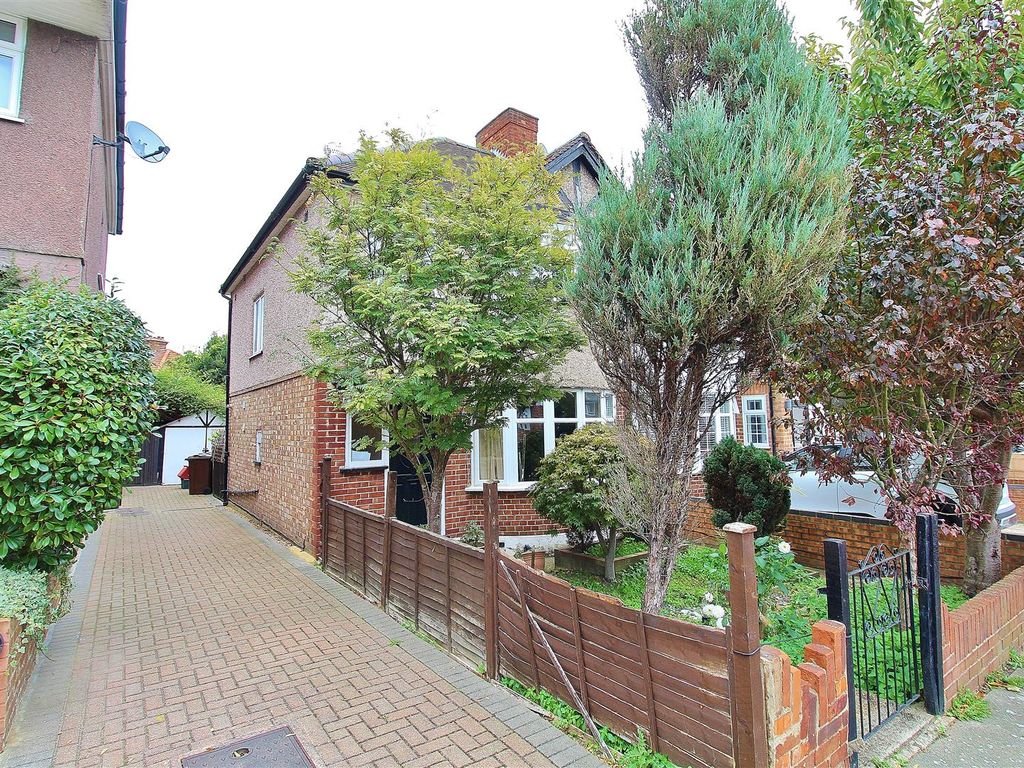 3 bed property for sale in Sussex Avenue, Isleworth TW7 Zoopla