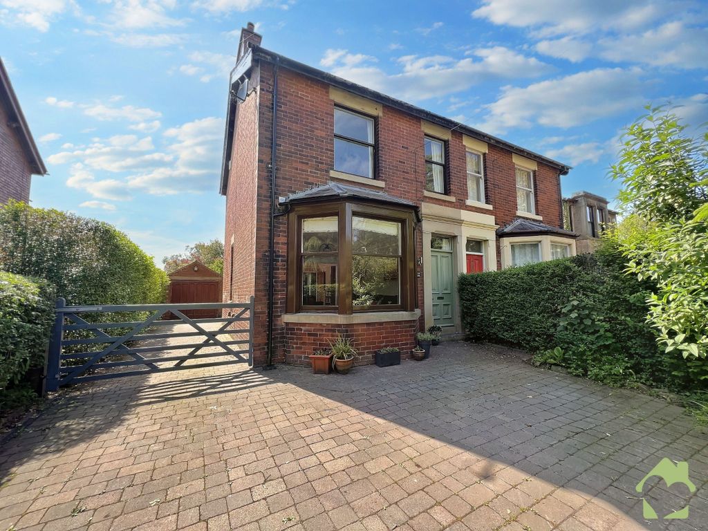 4 bed semidetached house for sale in Garstang Road, Bowgreave, Preston