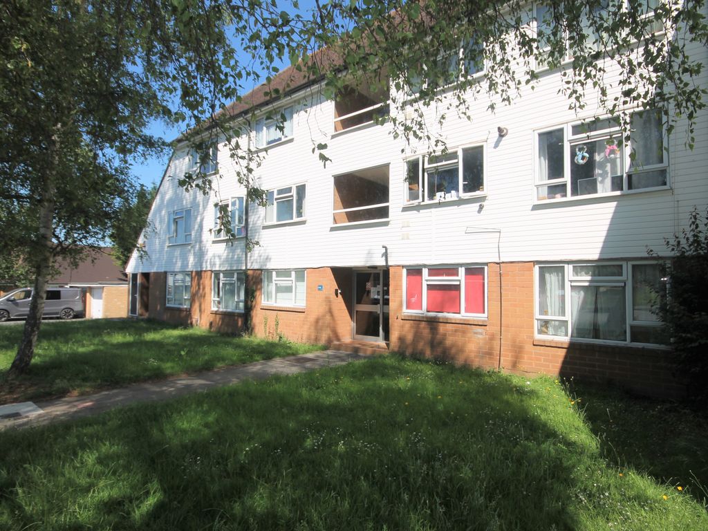 2 bed flat to rent in Levett Road, Leatherhead KT22, £1,300 pcm Zoopla