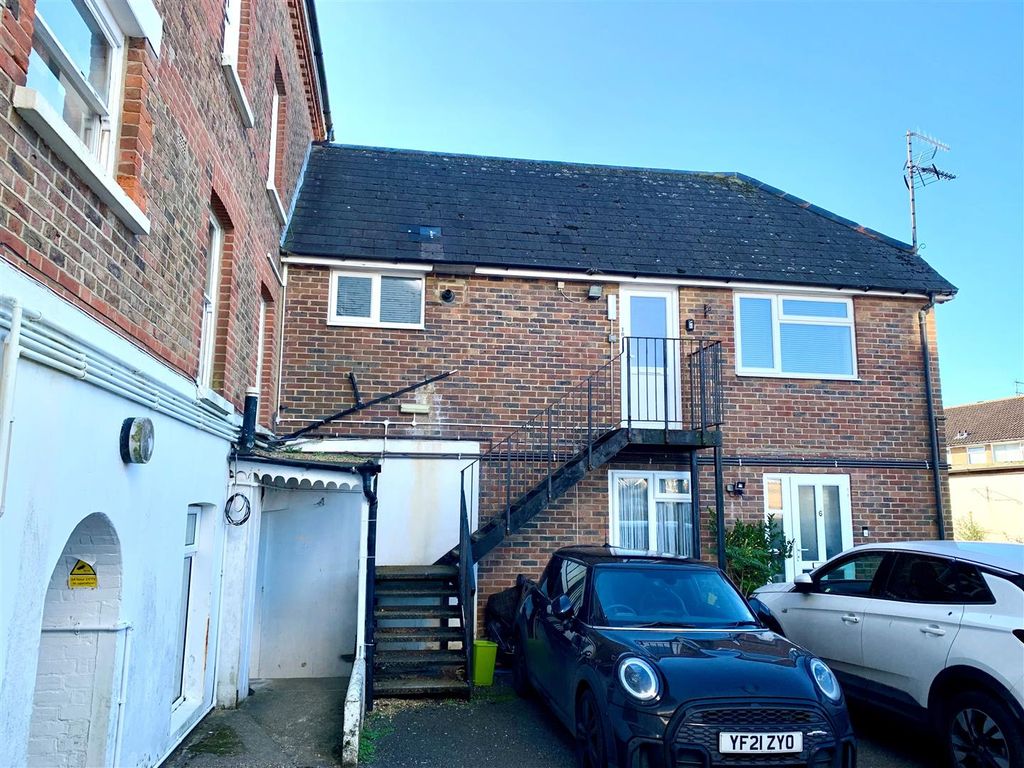 1 bed flat to rent in St. Catherines Road, Littlehampton BN17, £795 pcm