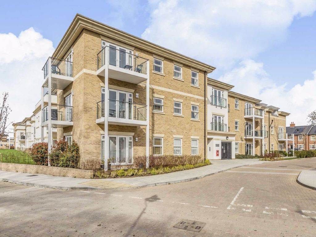 3 bed flat to rent in Dyas Road, SunburyOnThames TW16 Zoopla