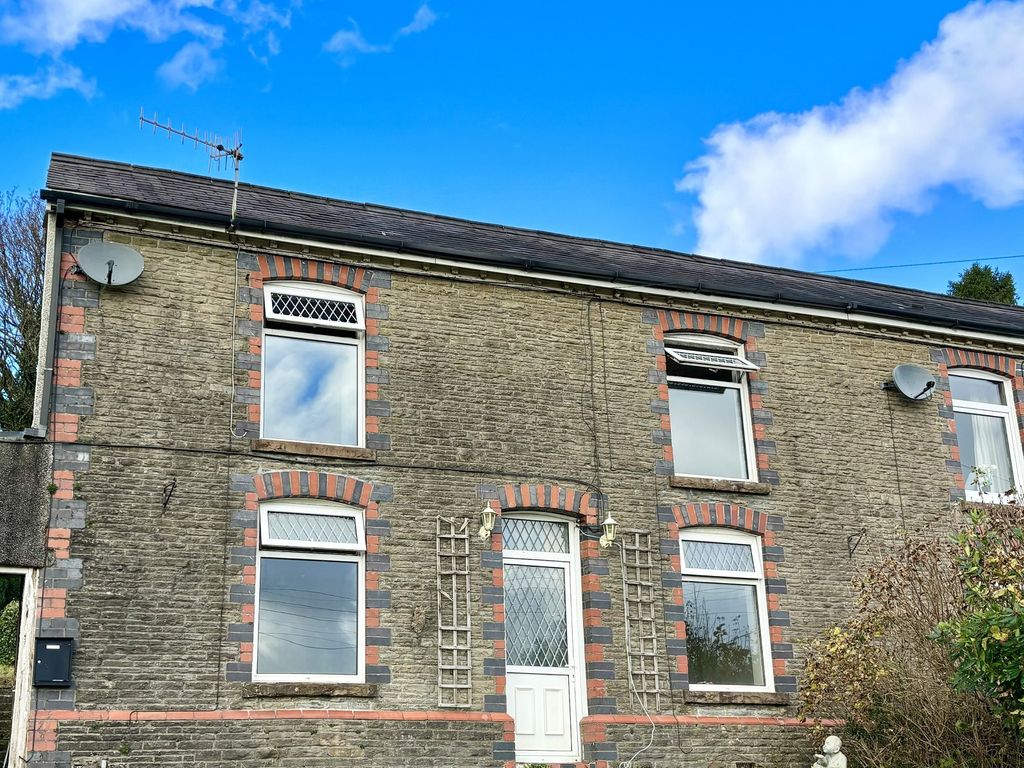 3 bed semidetached house for sale in Bryn Llewelyn, Alltwen, Pontardawe, Swansea. SA8, £200,000