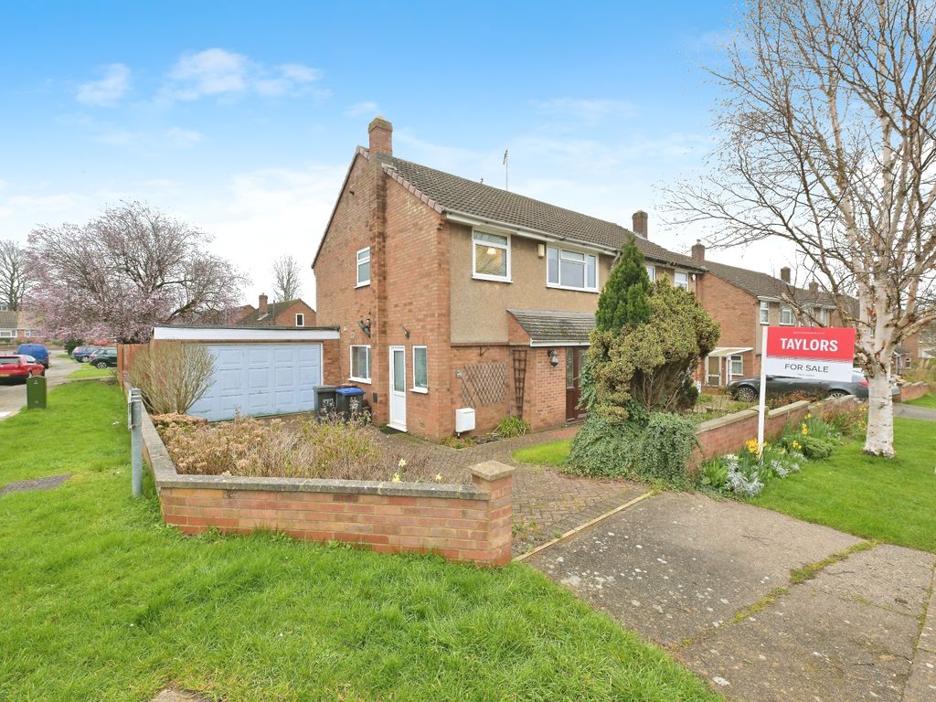 3 bed semidetached house for sale in Chiltern Avenue, Northampton NN5