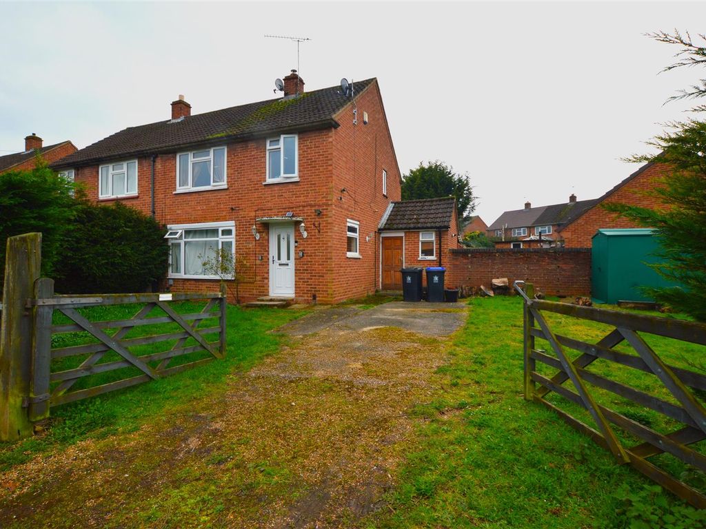 3 bed end terrace house for sale in Almond Road, Burnham, Slough SL1, £