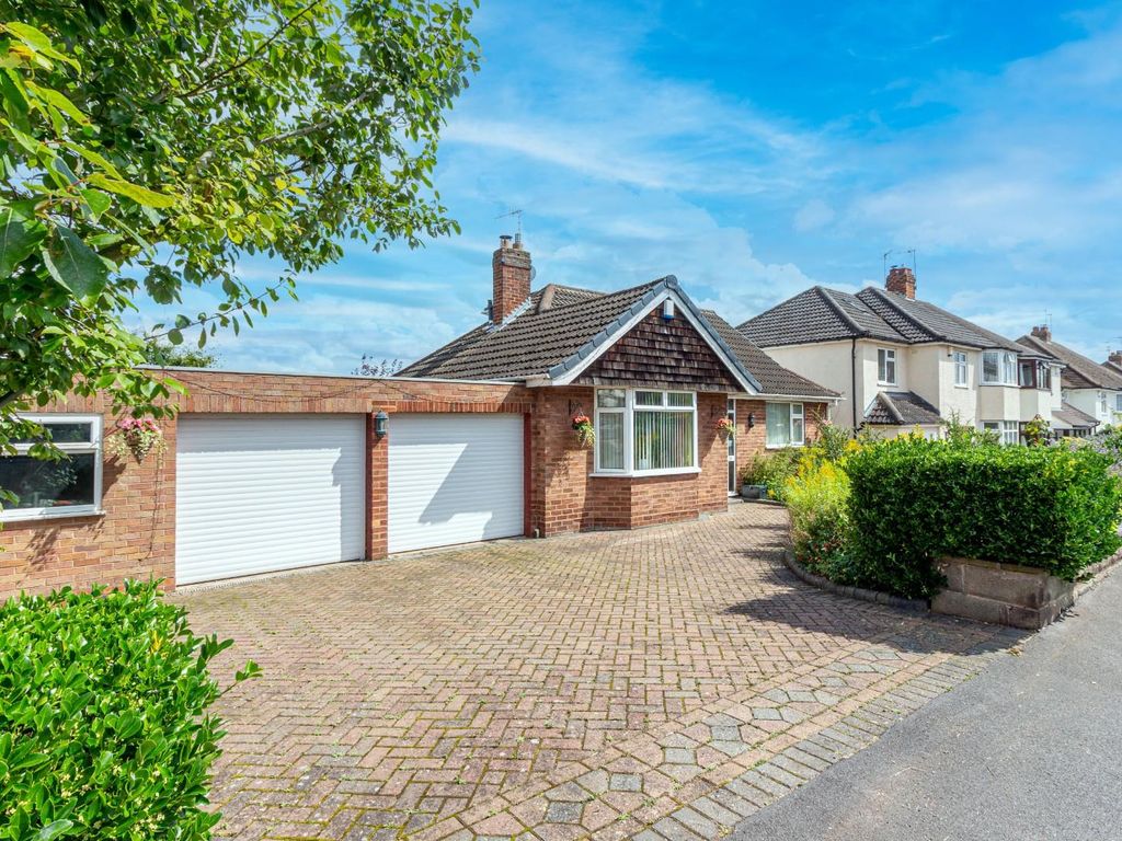 3 bed detached bungalow for sale in Meriden Avenue, Stourbridge DY8, £