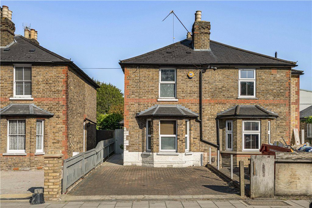 2 bed semidetached house to rent in Hounslow Road, Hanworth, Feltham