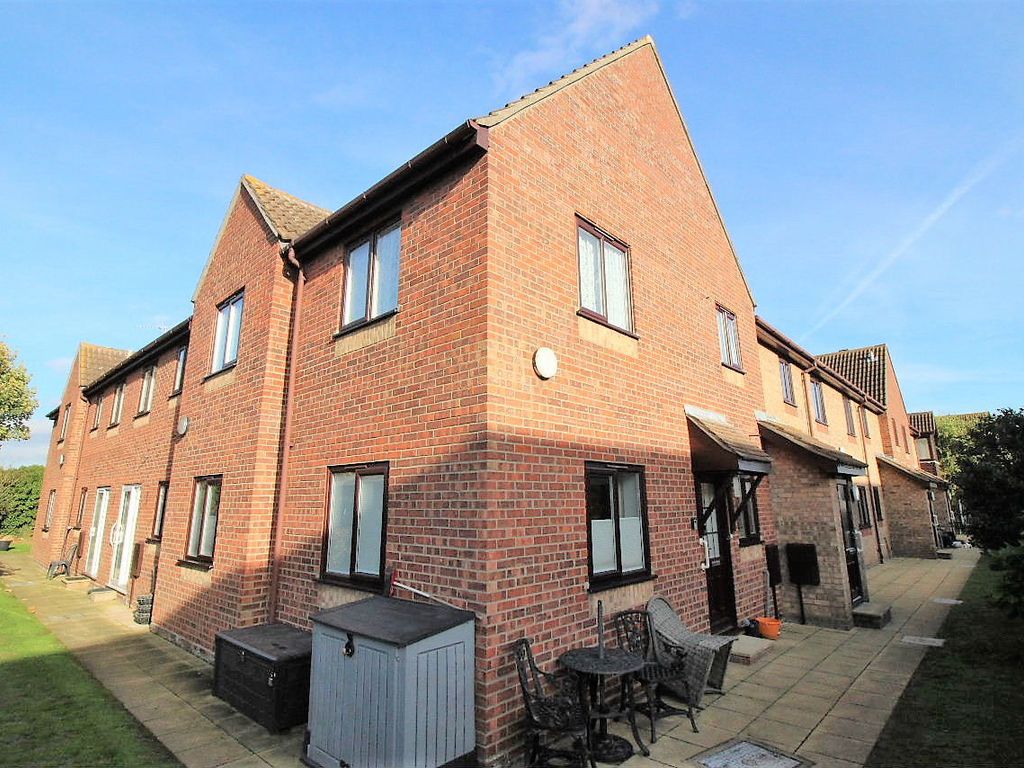 1 bed flat for sale in Old Road, Clacton On Sea CO15 - Zoopla