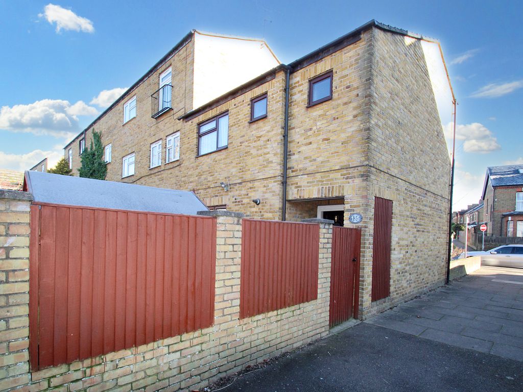 2 bed end terrace house for sale in Cobden Close, Uxbridge, Greater