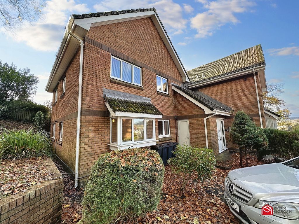 2 bed flat for sale in Highbury Court, Neath, Neath Port Talbot. SA11