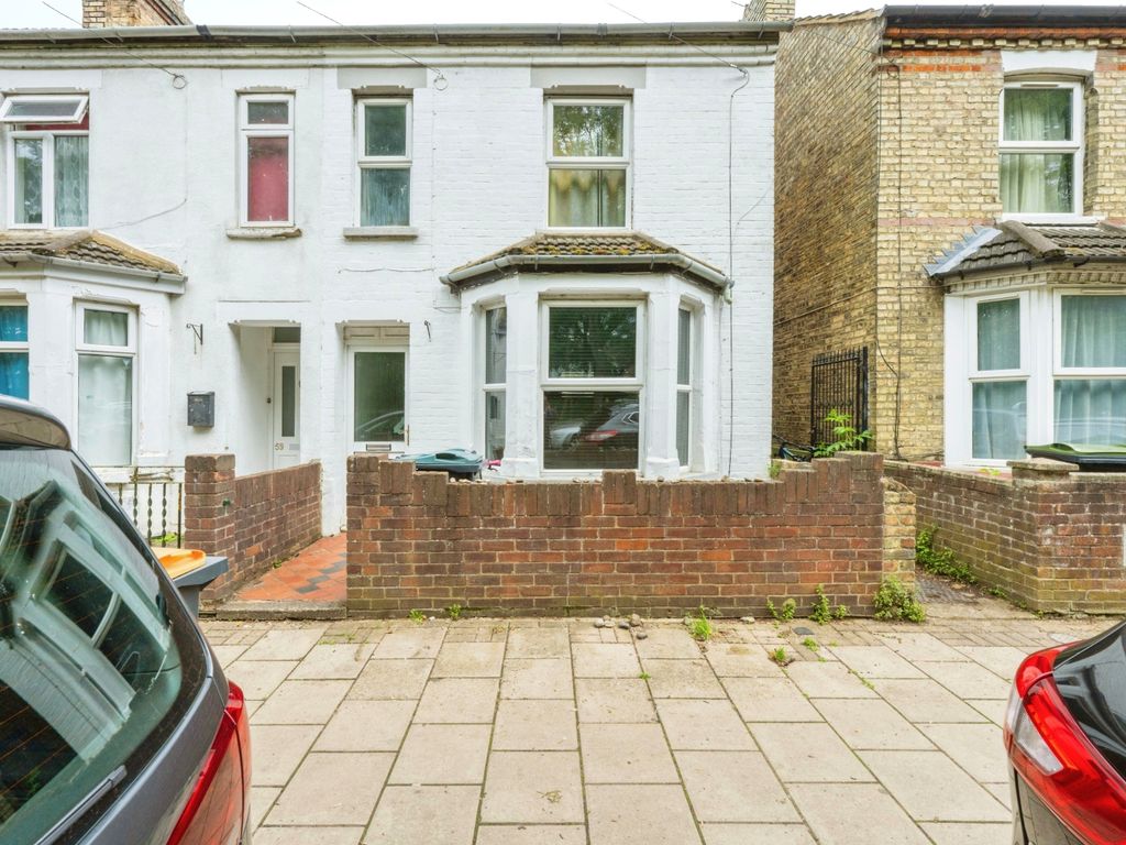 3 bed end terrace house for sale in Westbourne Road, Bedford