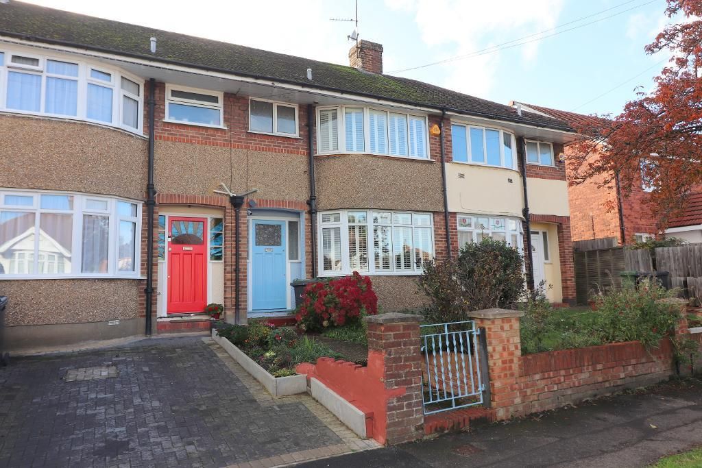3 bed terraced house for sale in Somerset Avenue, Luton, Bedfordshire