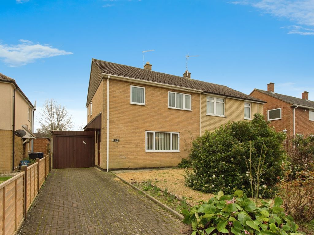 3 bed semidetached house for sale in Macaulay Square, Great Shelford