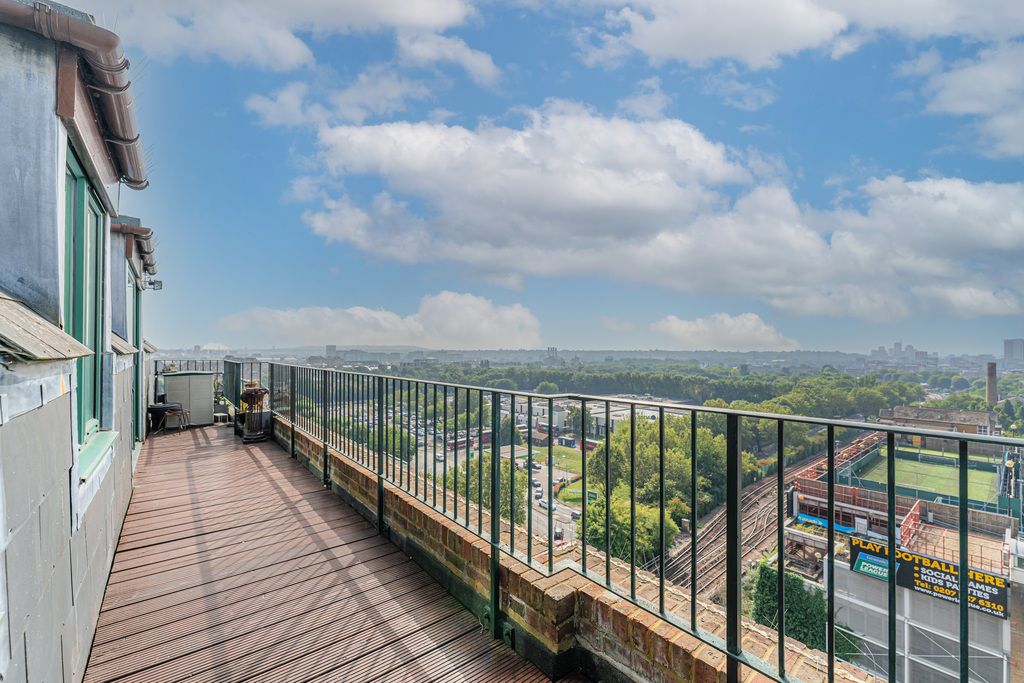 3 bed flat for sale in Lanark Square, London E14, £600,000 Zoopla