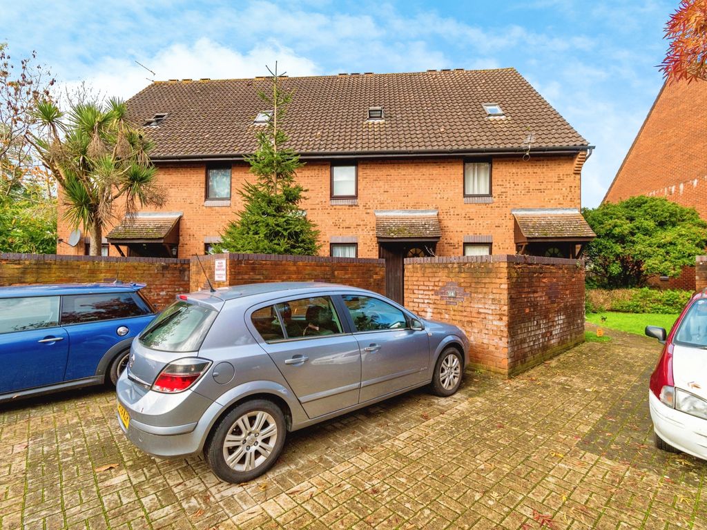 2 bed flat for sale in Tremona Road, Southampton, Hampshire SO16, £