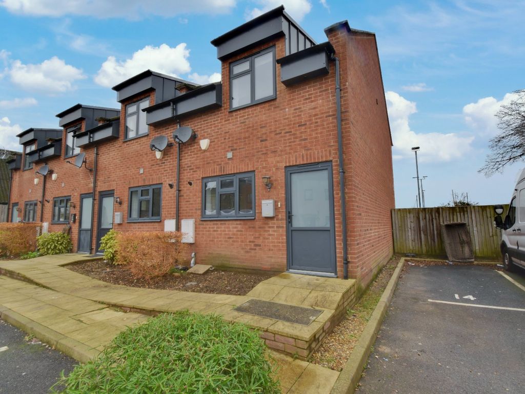 2 bed end terrace house to rent in Court View, Whippendell Road