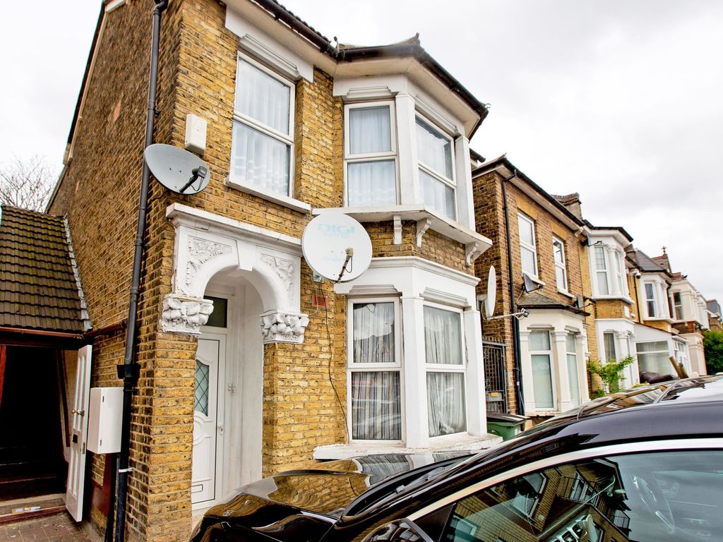 2 bed flat to rent in Lea Bridge Road, London E10, £1,600 pcm Zoopla