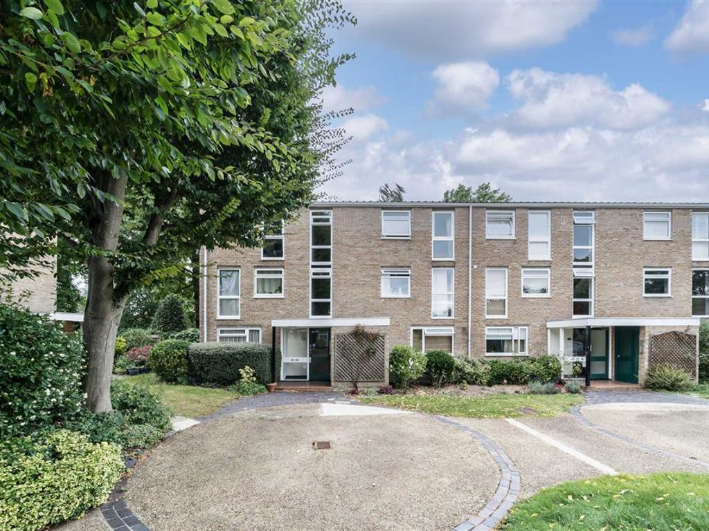 1 bed flat for sale in Harrowdene Gardens, Teddington TW11, £335,000