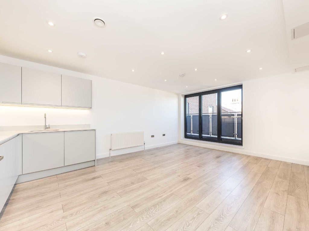 New home, 3 bed flat for sale in Portland Road, London SE25, £350,000