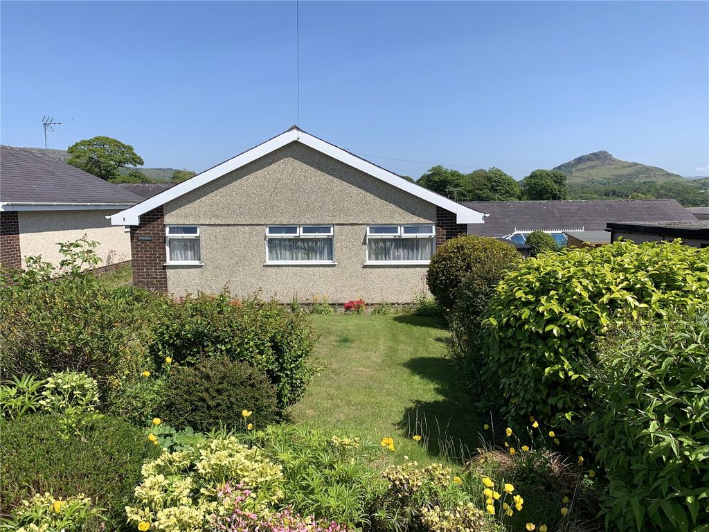 3 bed bungalow for sale in Bryn Tyddyn, Pentrefelin, Criccieth, Gwynedd