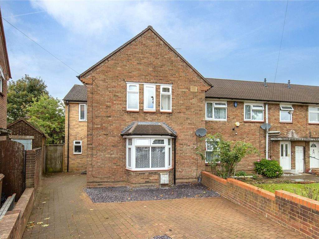 4 bed end terrace house for sale in Abbots Wood Road, Luton