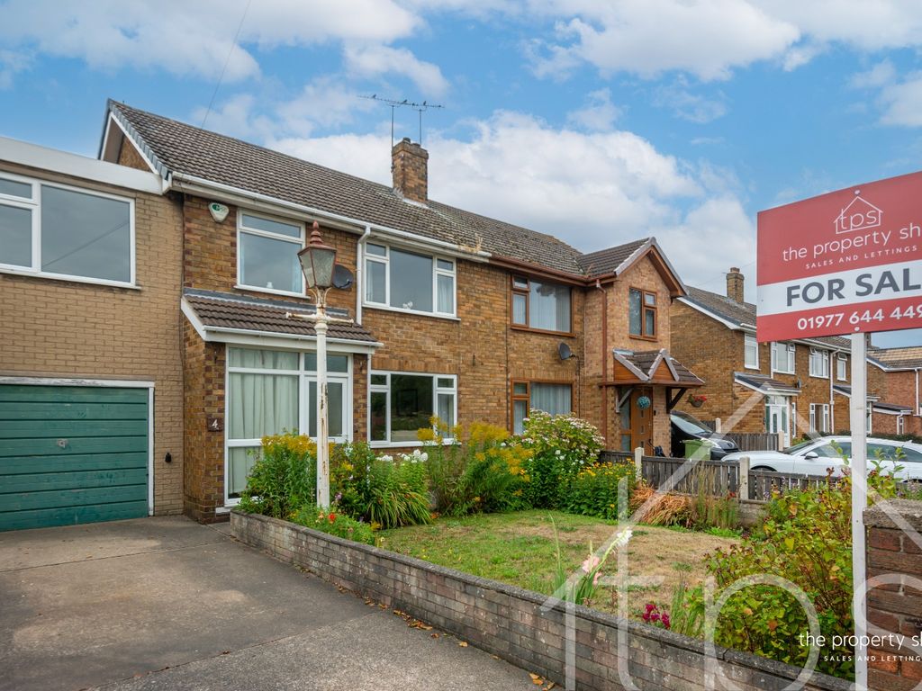 4 bed semidetached house for sale in Beech Close, South Kirkby