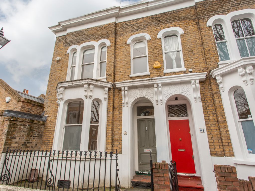 3 bed end terrace house to rent in Lichfield Road, London E3, £3,000