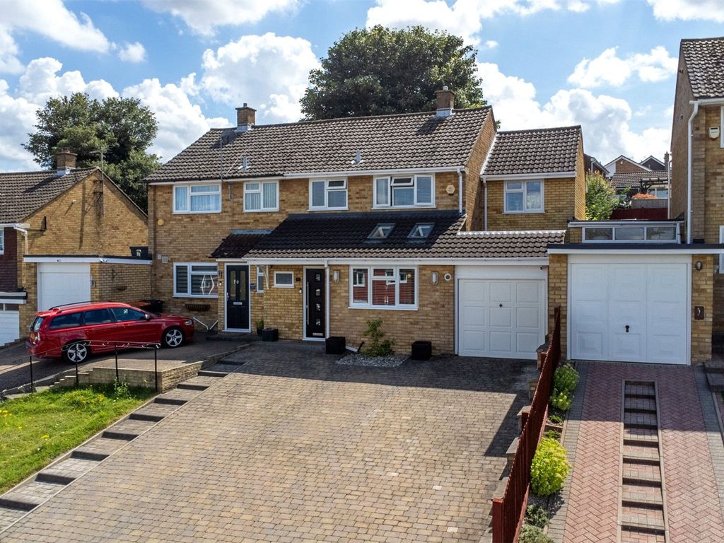3 bed semidetached house for sale in Derwent Drive, Dunstable