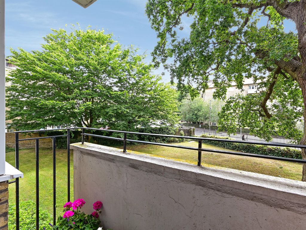 3 bed flat for sale in Esher Gardens, London SW19 Zoopla