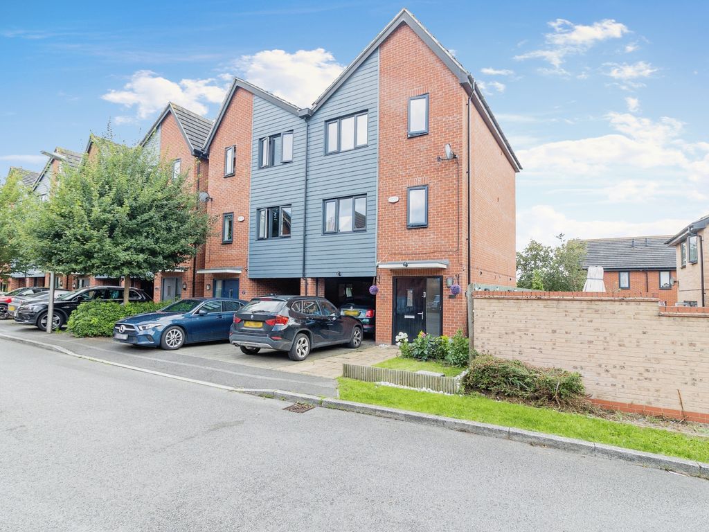 4 bed semidetached house for sale in Harley Drive, Walton, Milton