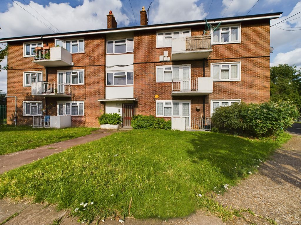 2 bed flat for sale in Rush Green Gardens, Romford RM7, £260,000 Zoopla