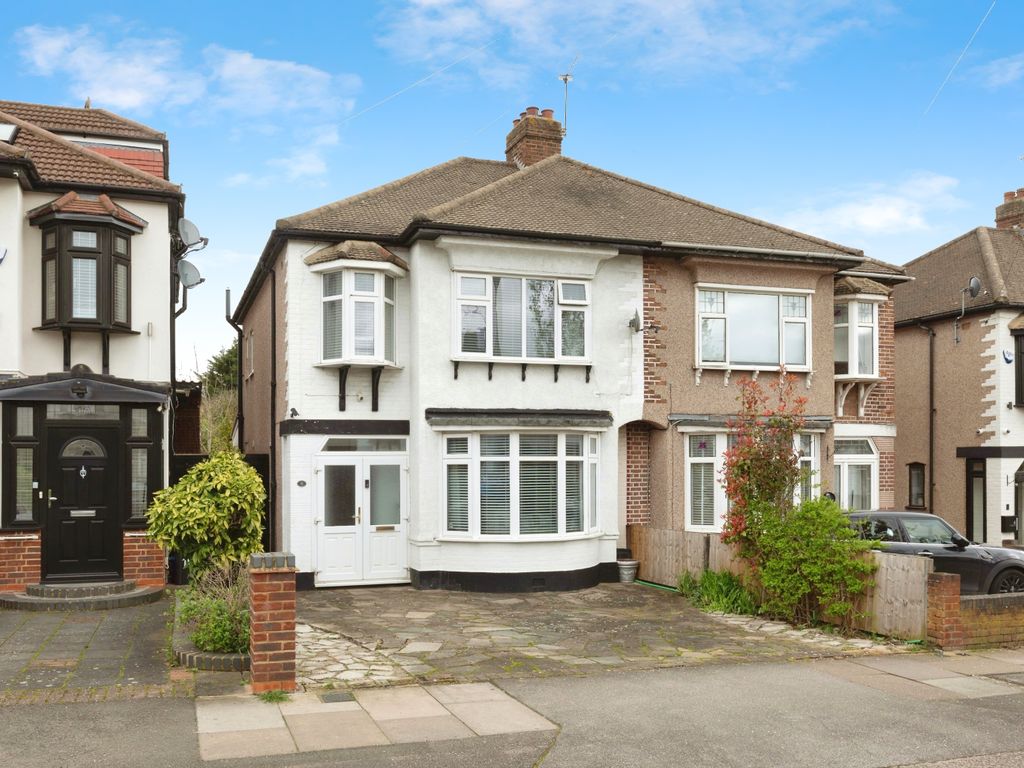 3 bed semidetached house for sale in Aragon Drive, Ilford IG6, £