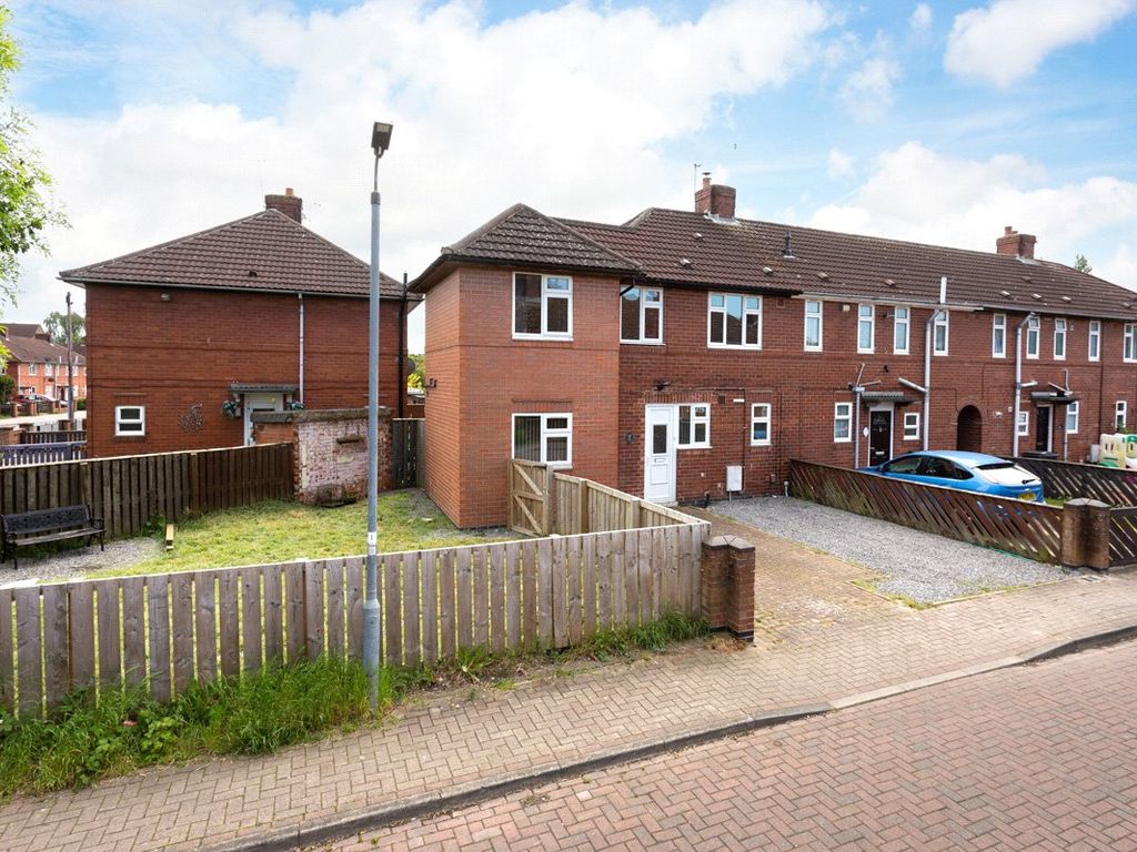4 bed end terrace house for sale in Kirkham Avenue, York, North