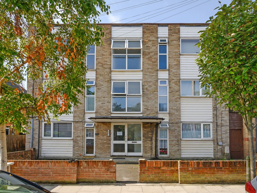 2 bed flat for sale in Graham Road, Wimbledon, London SW19, £465,000