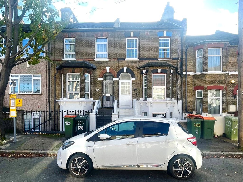 4 bed flat to rent in Upton Park Road, Forest Gate, London E7, £2,995