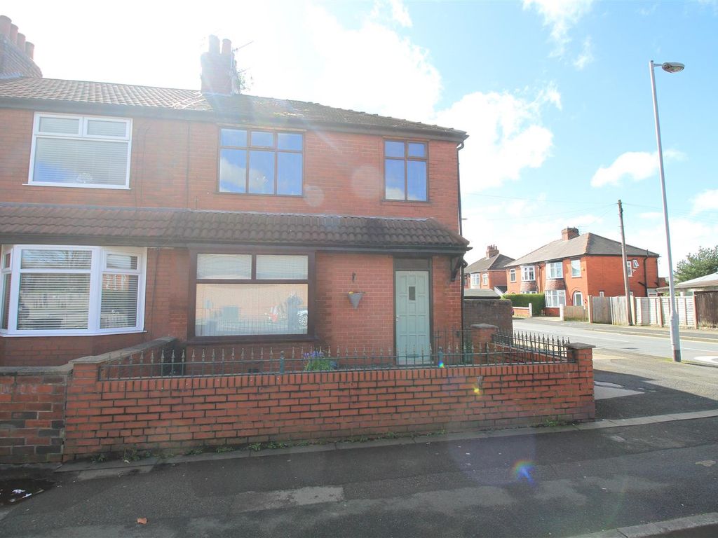 3 bed end terrace house for sale in Hyde Road, Denton, Manchester M34