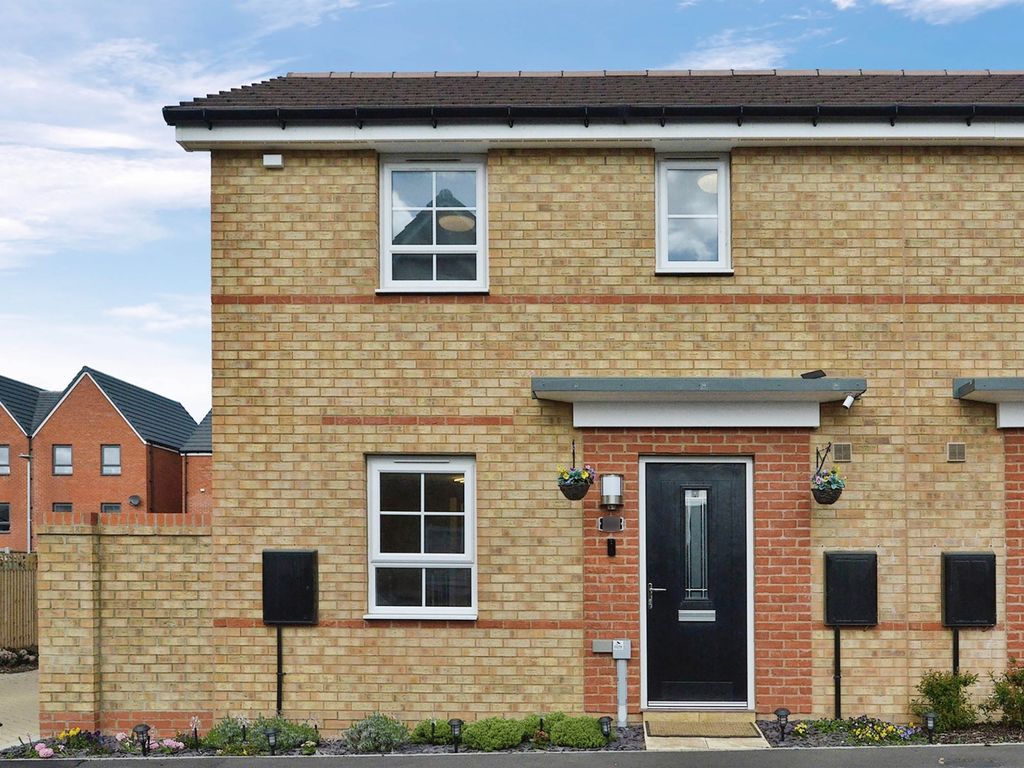 2 bed semidetached house for sale in Saturn Avenue, Fairfields, Milton