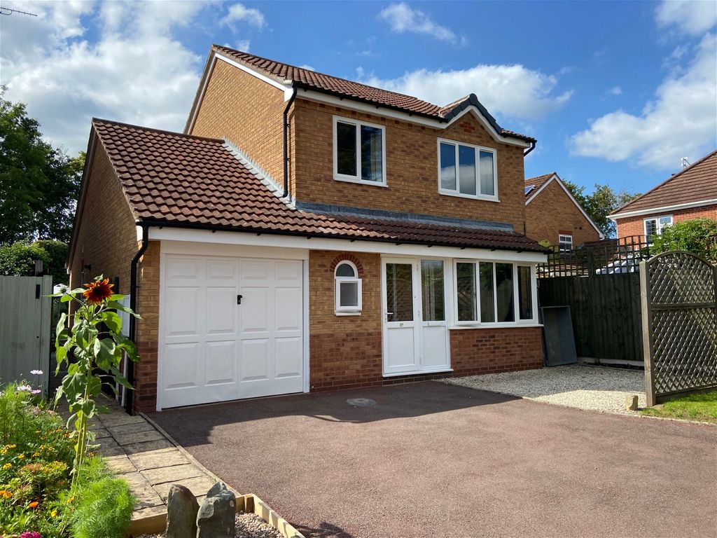 3 bed detached house for sale in Johns Close, Studley B80, £425,000