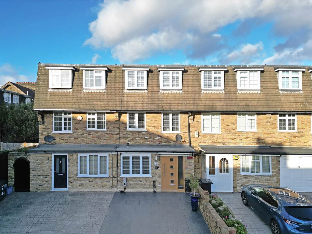 4 bed property for sale in Clarendon Road, South Woodford, London E18