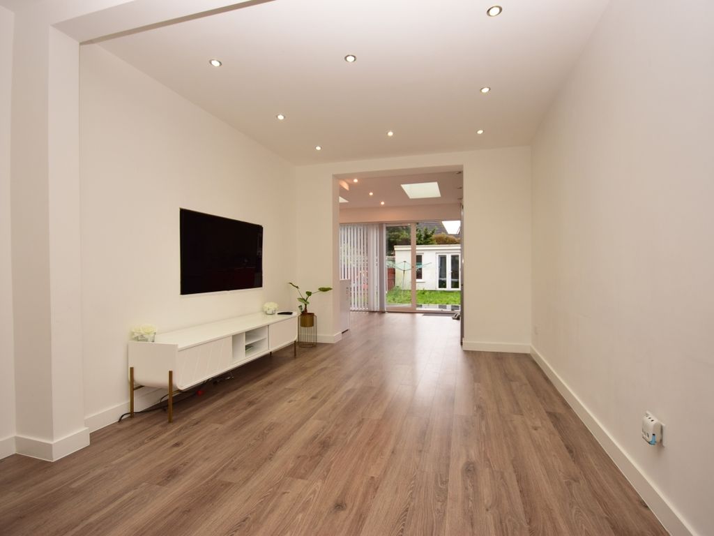 3 bed terraced house to rent in Gainsborough Road, Rainham RM13, £2,150