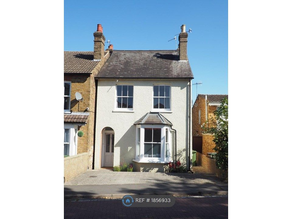 4 bed detached house to rent in Herkomer Road, Bushey WD23, £2,700 pcm