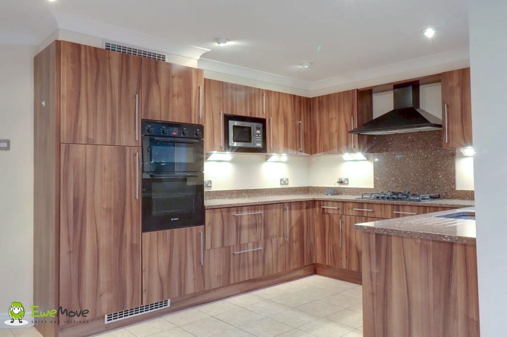 4 bed detached house to rent in Badgers Gate, Dunstable LU6, £2,250 pcm