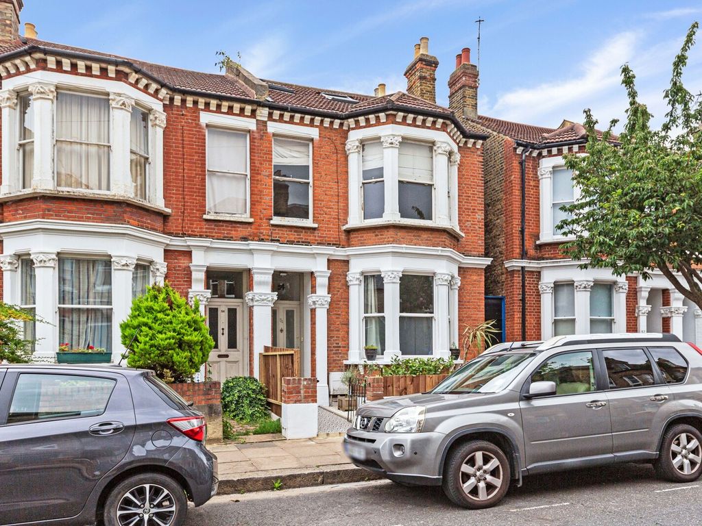 3 bed flat for sale in Cromford Road, Putney, London SW18, £850,000