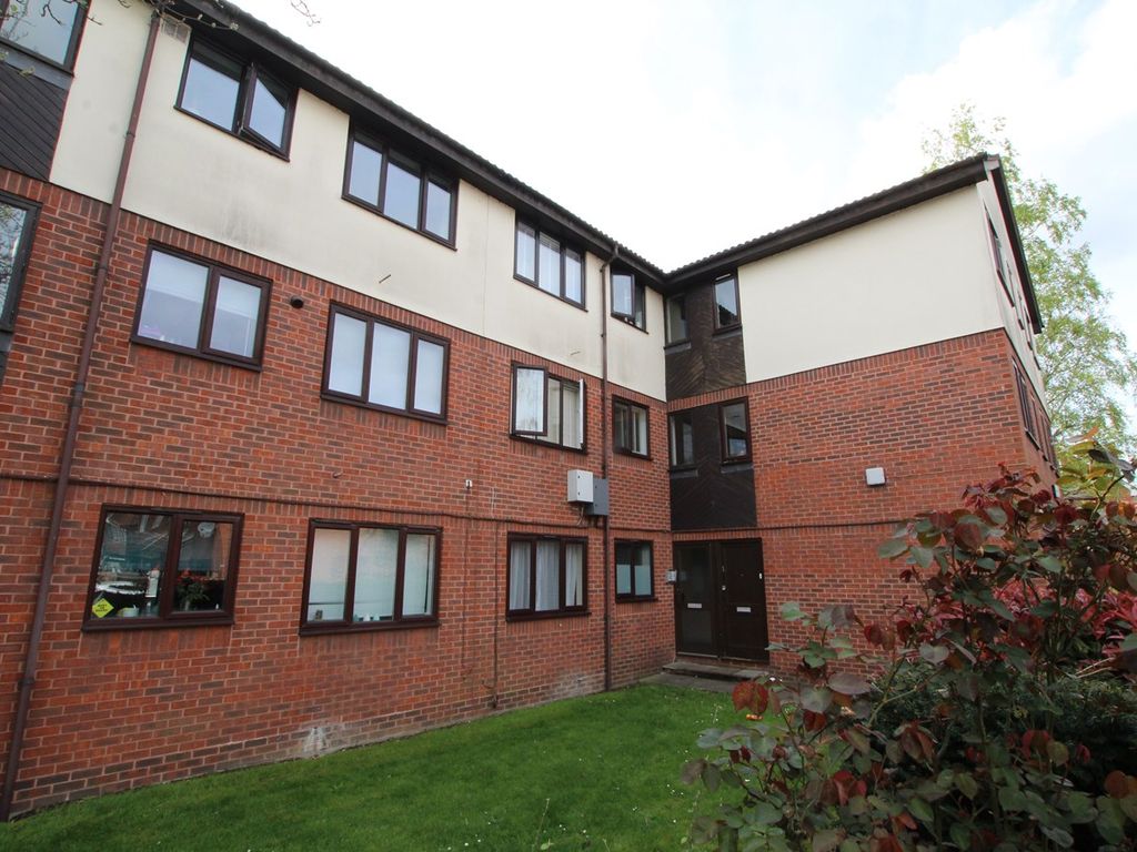 2 bed flat for sale in Scotts Avenue, SunburyOnThames TW16, £250,000