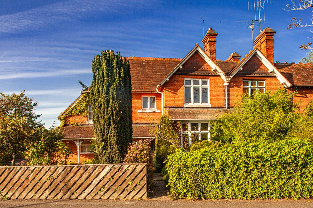 4 bed property for sale in St Donats, Pangbourne On Thames RG8 Zoopla