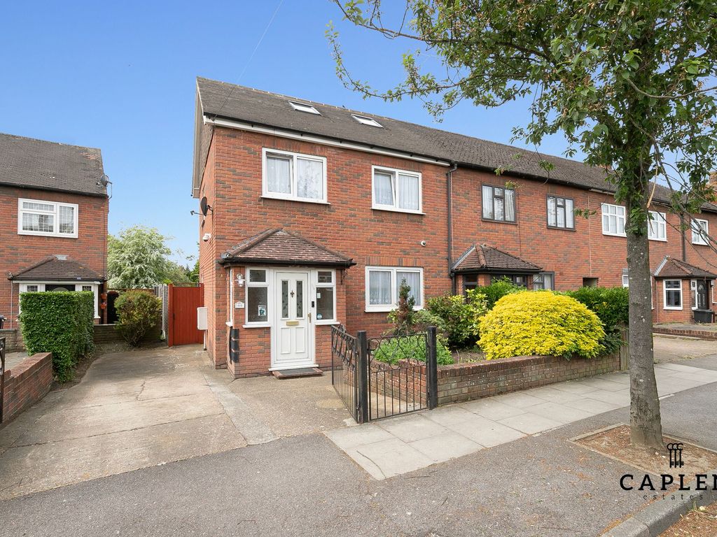 3 bed end terrace house for sale in Elmbridge Road, Ilford IG6, £