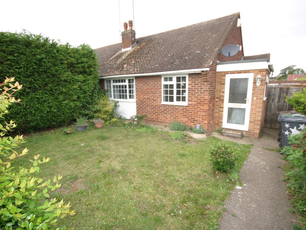 2 bed semidetached bungalow to rent in Macaulay Road, Luton LU4, £