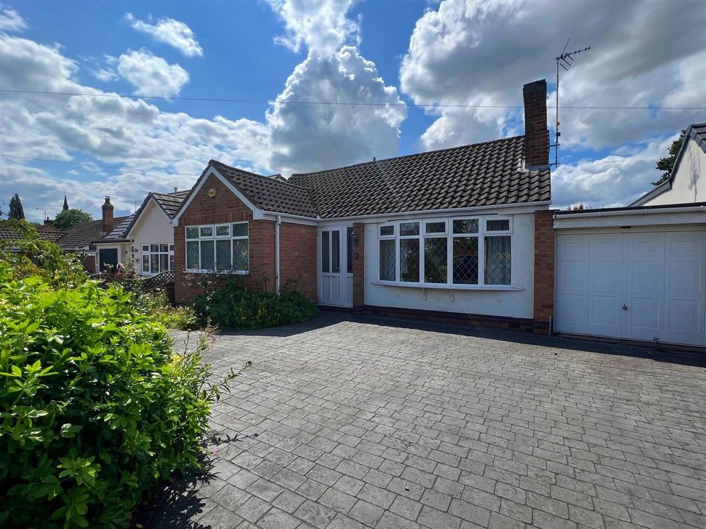 2 bed detached bungalow for sale in Farmer Ward Road, Kenilworth CV8, £