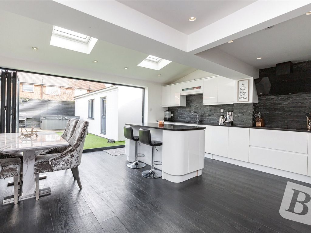 3 bed detached house for sale in Simpson Road, Rainham RM13 Zoopla