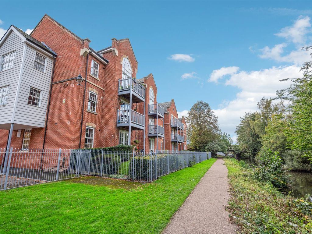 2 bed flat to rent in Florey Gardens, Aylesbury HP20, £1,300 pcm Zoopla